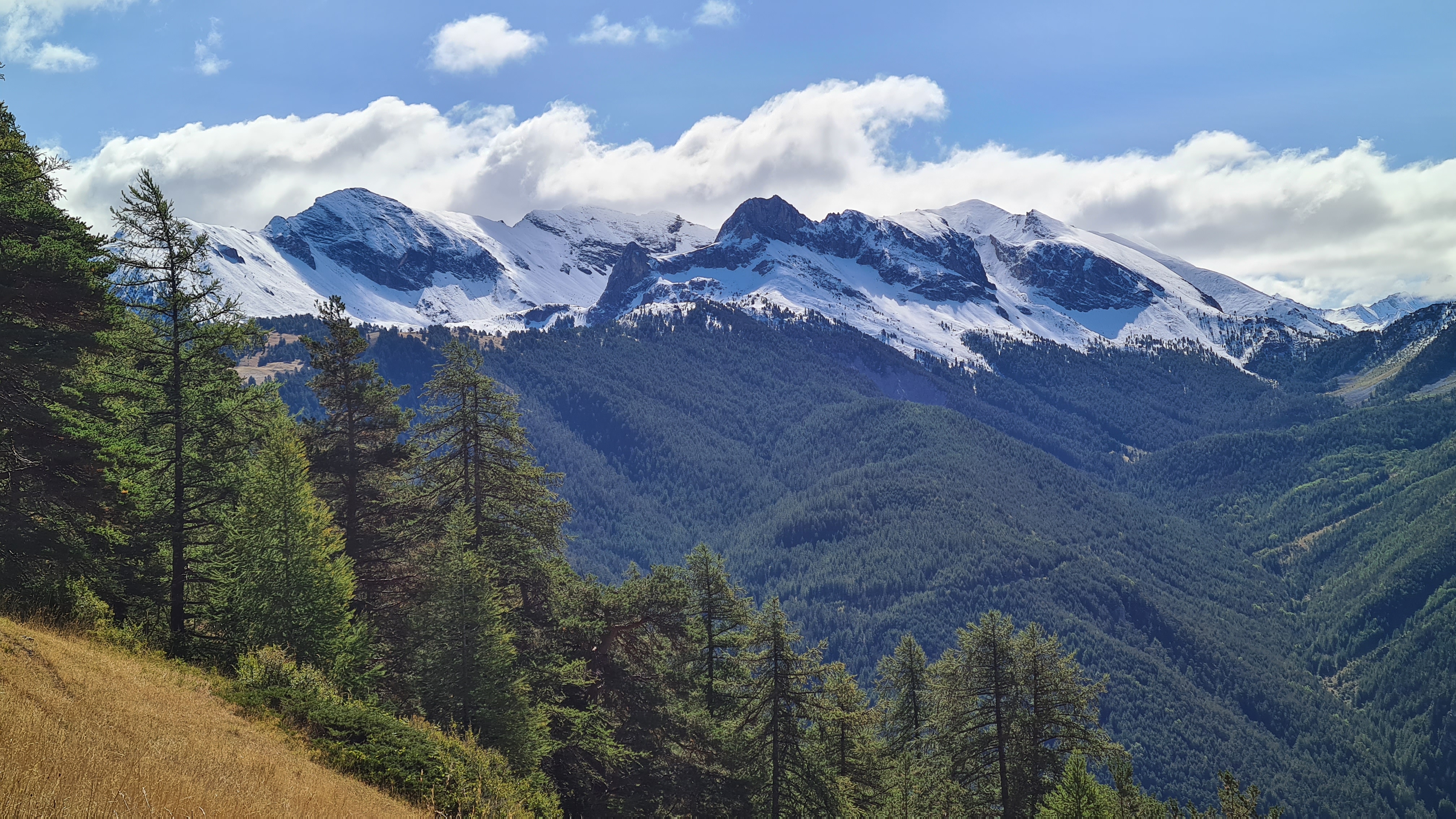 Guide de montagne au lever du soleil